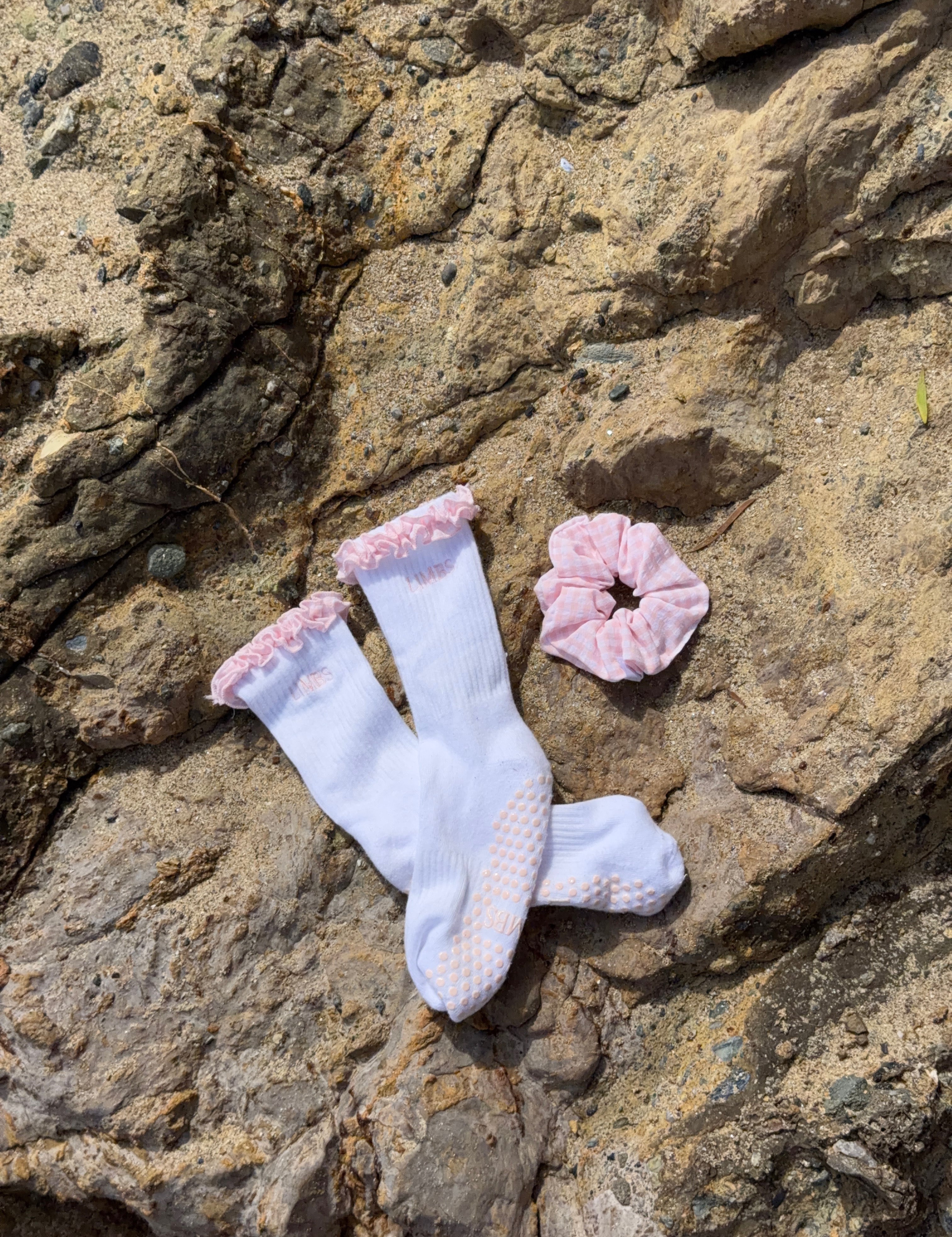 Beach Club Grip Socks & Scrunchie Set – Pink